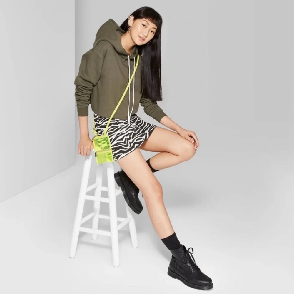 Wild Fable Olive Green Cropped Hoodie Raw Hem Athleisure Size Medium - Picture 12 of 12